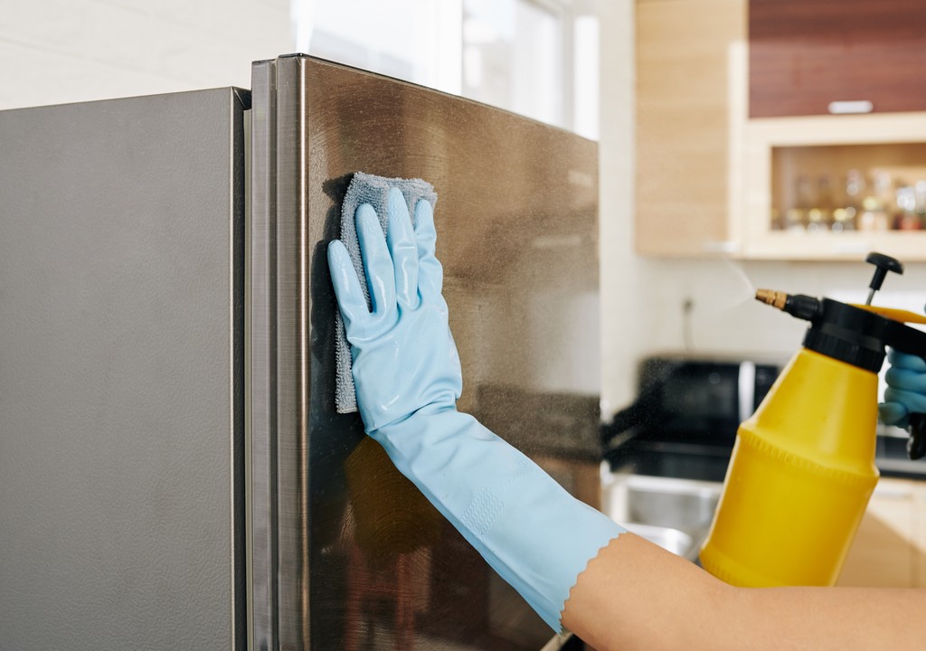 Le nettoyage journalier d’une armoire réfrigérée en inox
