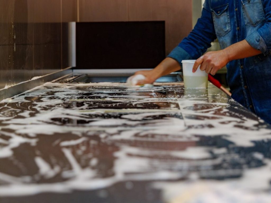 Nettoyage de la surface en inox