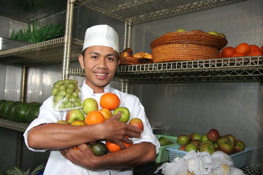 fruits et légumes dans chambre froide