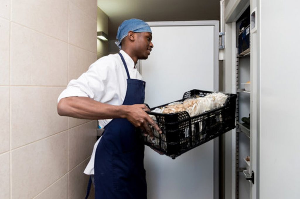 chef avec armoire frigorifique