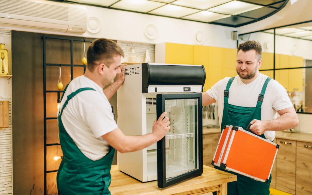 Comment démonter une porte d’un frigo vitrine? 