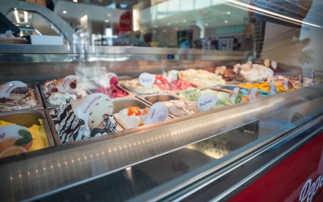 Quels sont les accessoires indispensables pour une vitrine à glace ? 