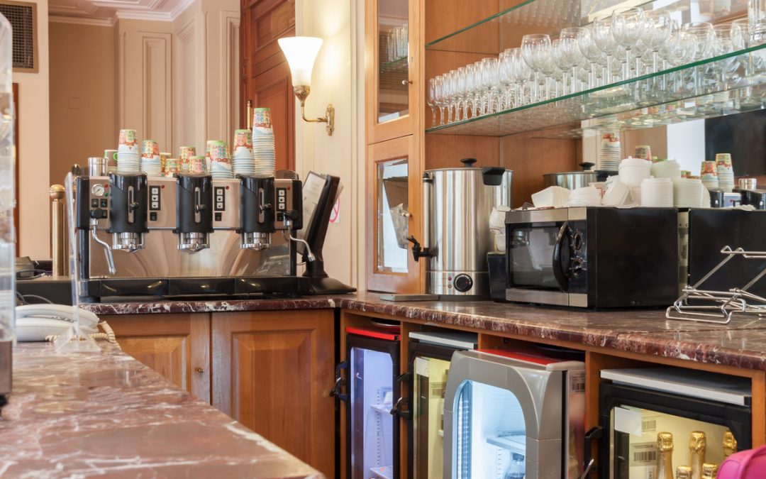 Comment changer la porte d’un frigo bar ? 