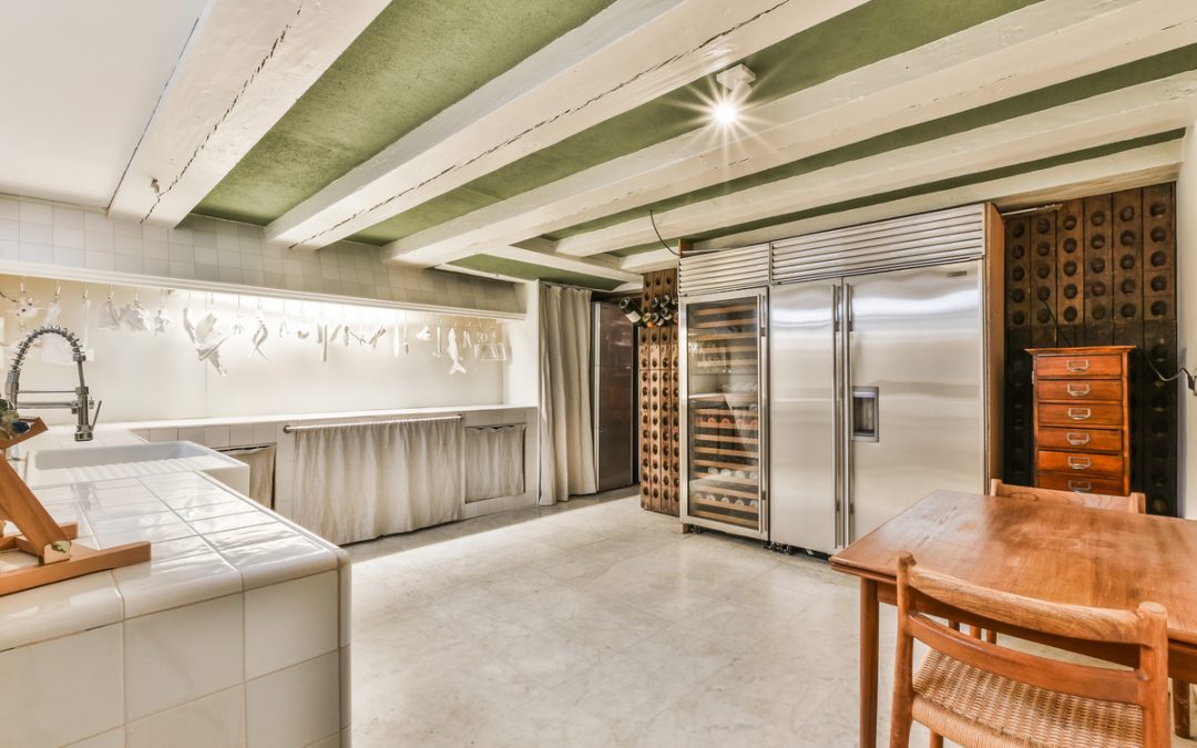 Peut-on poser une cave à vin sur un congélateur ?