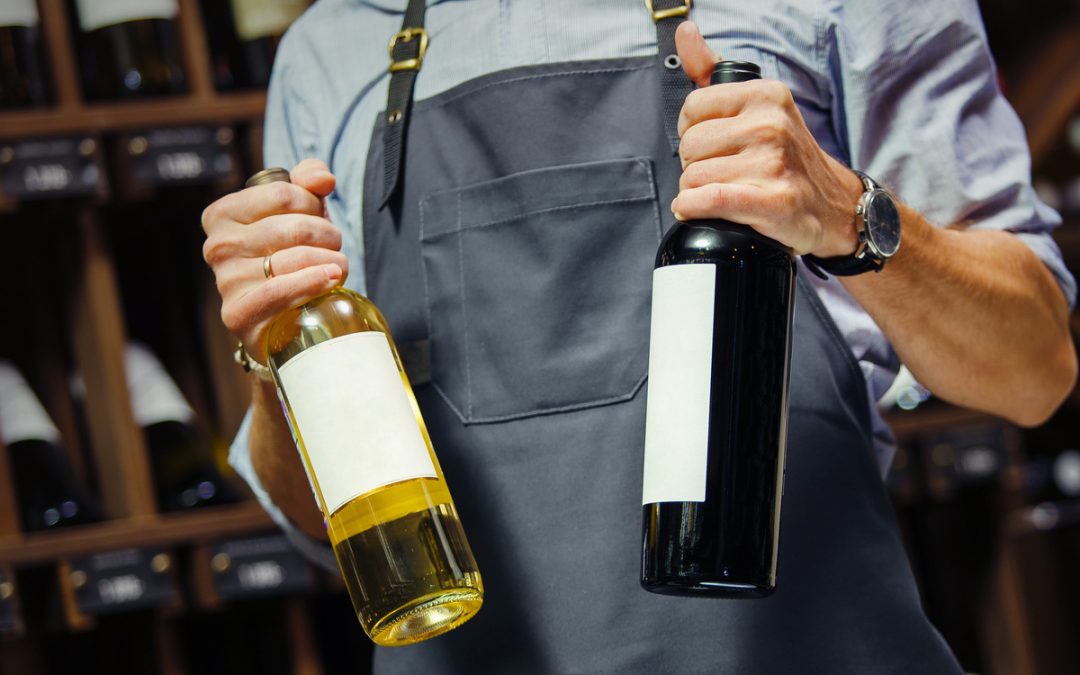 Peut-on transporter une cave à vin couchée ?