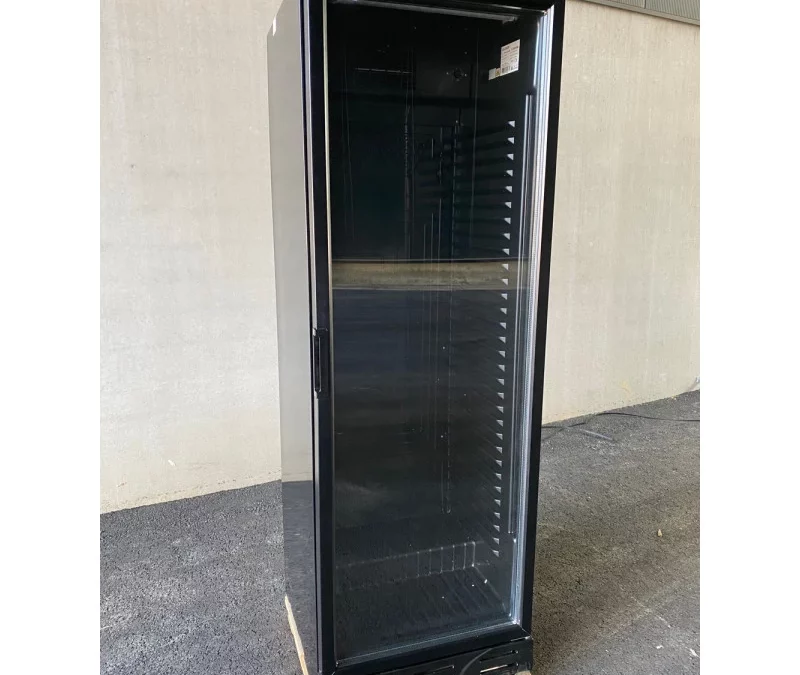 Frigo vitré à boissons 380 litres : Optez pour un total look noir !