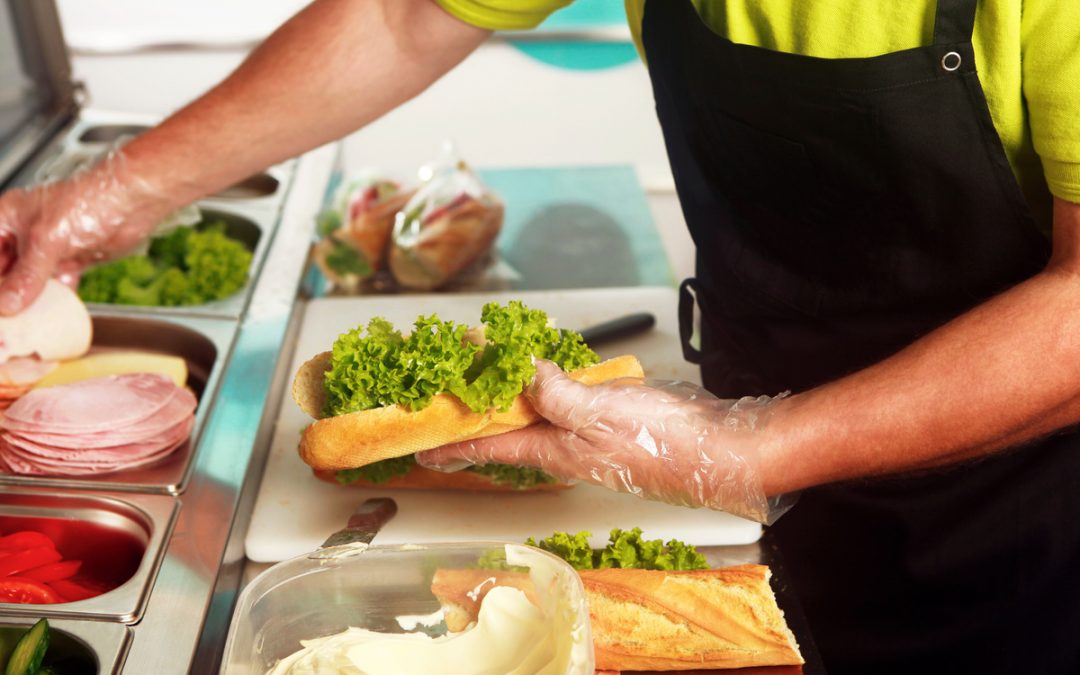 Remorque Foodtruck bar à salade et pâtes : quelle saladette réfrigérée utiliser ?