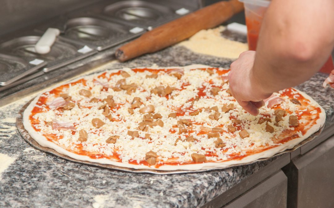 Quelle table réfrigérée convient à une remorque food truck pizza ?