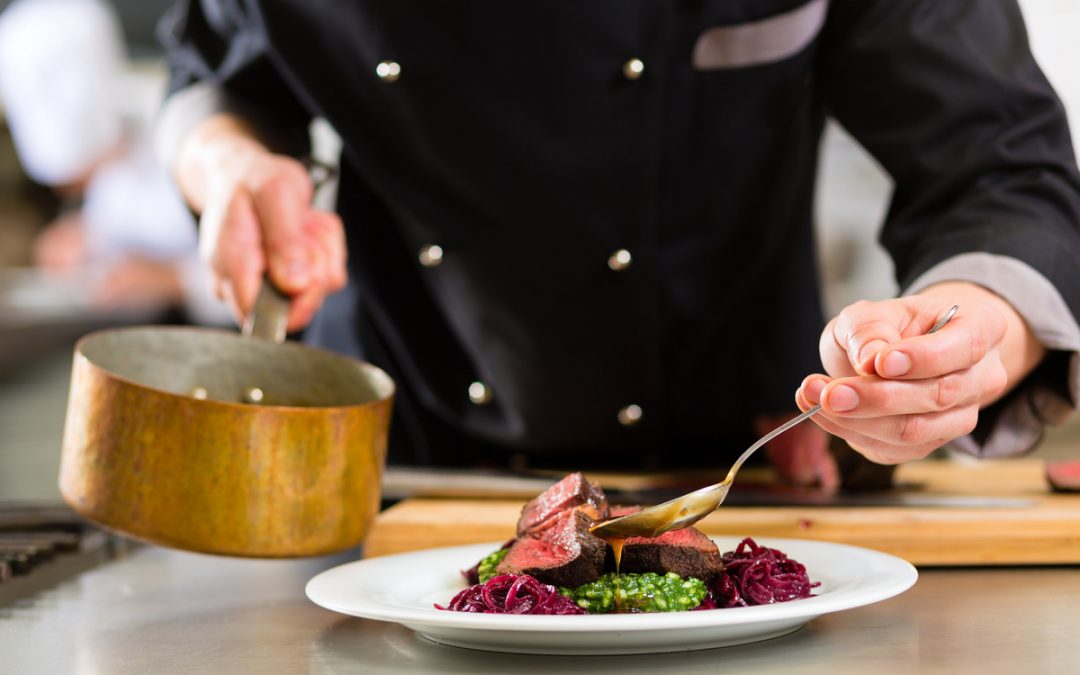 Quels sont les moyens qui peuvent être utilisés pour refroidir rapidement les denrées après cuisson ?