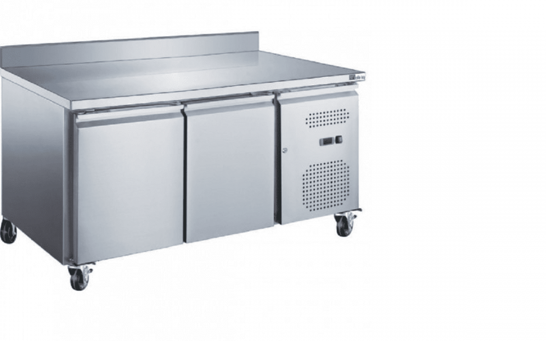 Pourquoi choisir une table réfrigérée positive 2 portes 700 mm avec dosseret ?